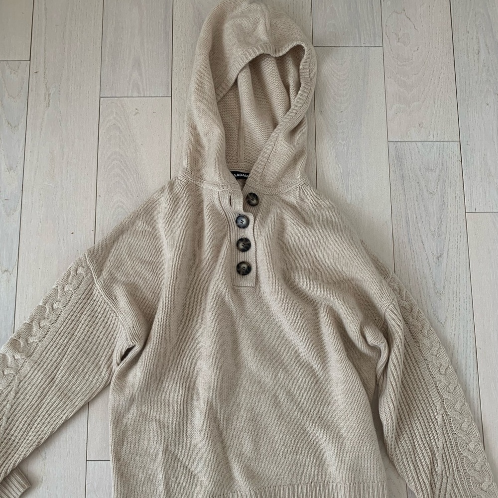 NWOT Naadam cashmere blend hoodie with tortoiseshell buttons